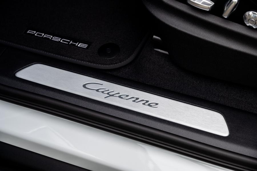 Детали интерьера Porsche Cayenne Coupe 2019 года  (WW) (фото 31 из 41)